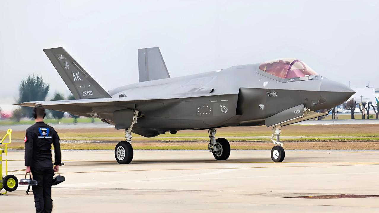 美国空军和海军已经和正在向中东地区集结的各型飞机包括:30 架 F-35A（驻约