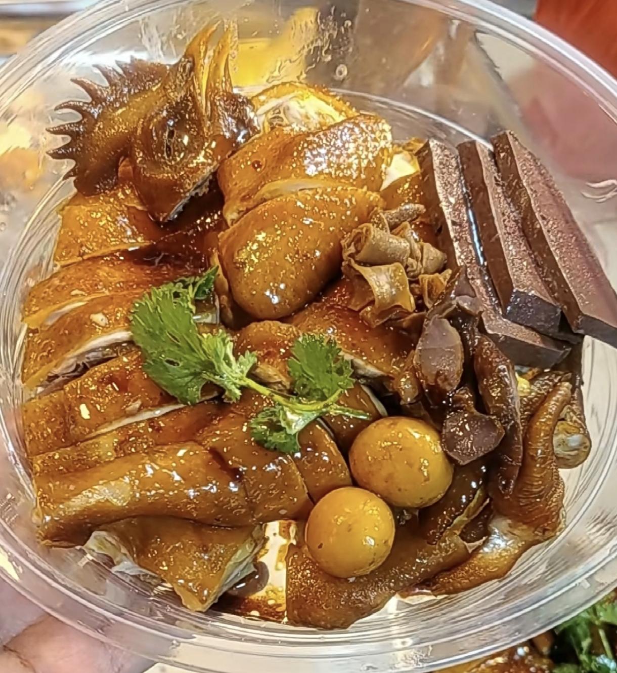 广州的朋友，叫你家的孩子翻译一下:鹿蚊鸡，狗蚊鸡，鹿个狗，狗个鹿，鹿焖鸡，狗焖鸡
