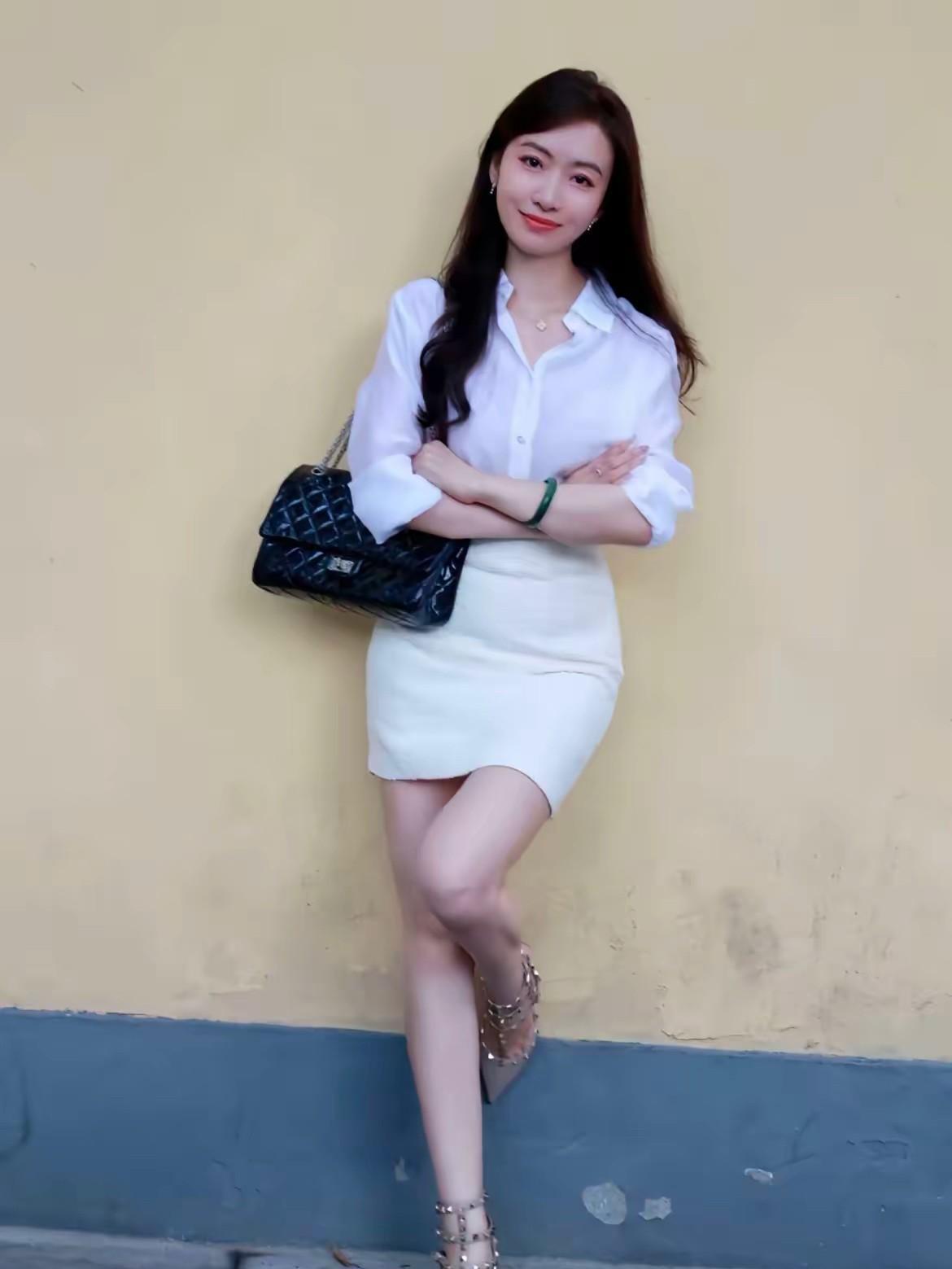 玉人倚墙立，笑语如春光～