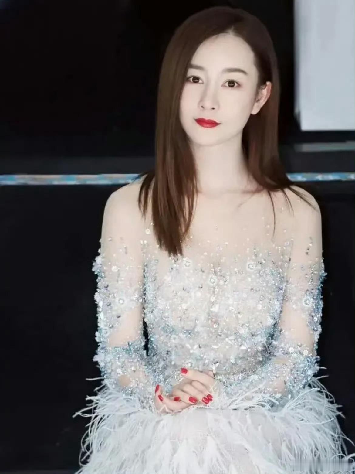 一岁还喂母乳，会不会有点太执念了？宝宝都该学吃饭了，一直依赖母乳对辅食接受度不好
