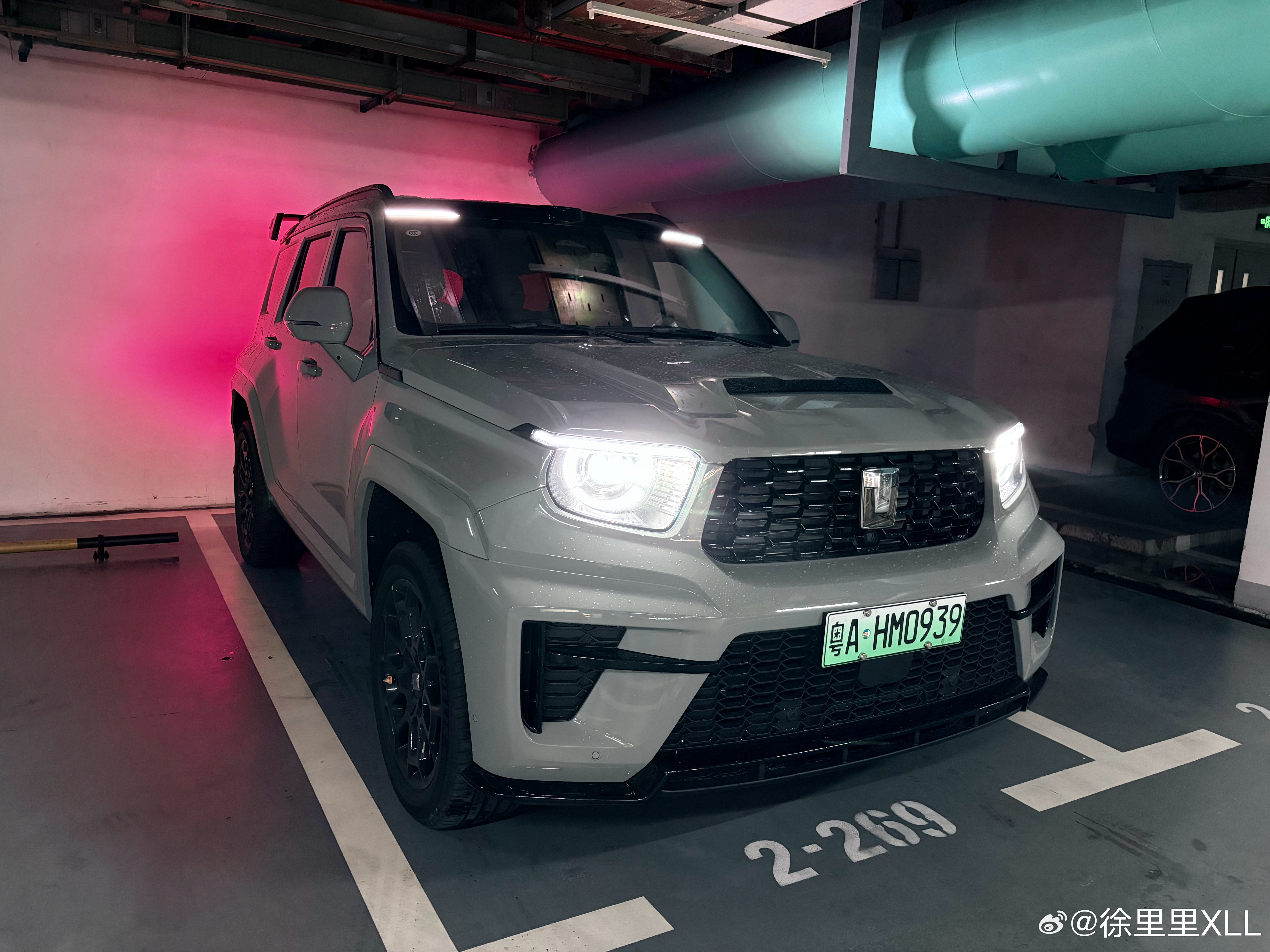 真不是我故意挨着线停，我已经尽力停在中间了。这车就这么宽。2061mm的宽度。1
