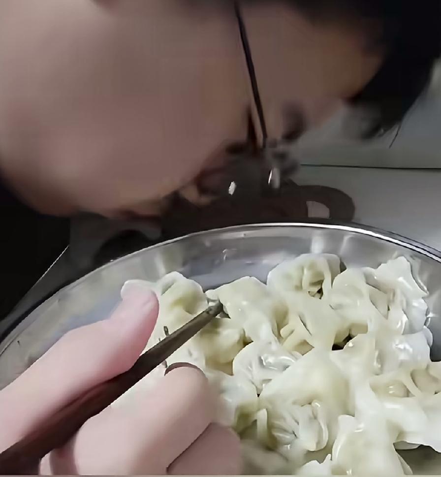 一个物欲横流金钱至上的社会，成年人脑海中就只有两个字，那就是挣钱，加班挣钱，下班
