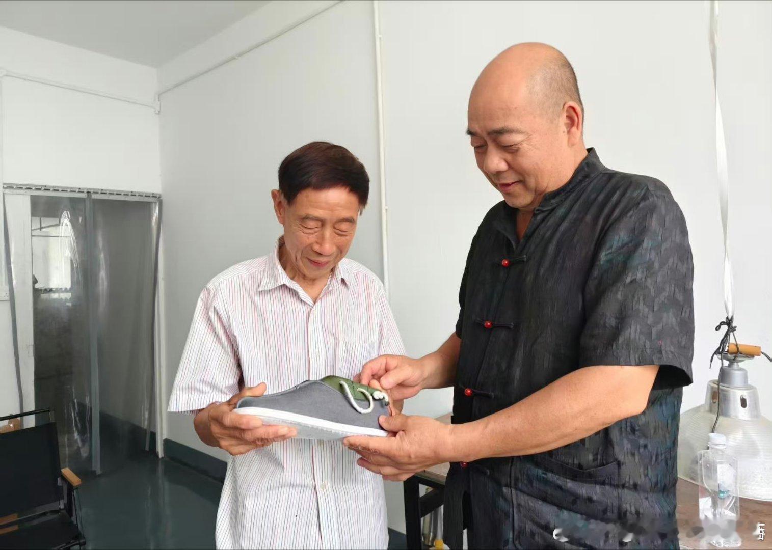 【台州路桥老布鞋里的匠心底气 】在路桥区螺洋街道上倪村，手艺人叶礼生坚守三代布鞋