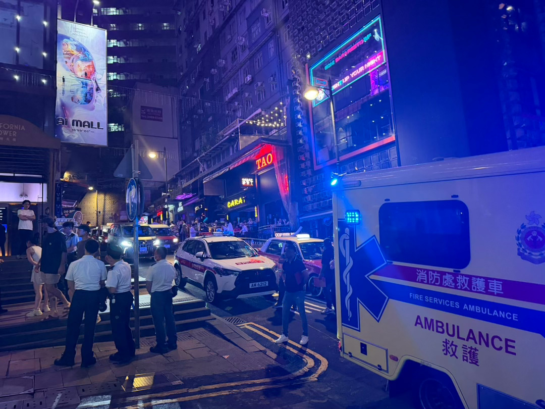 今天的中环不是很太平下健身房出来 先看到有人在兰桂坊发酒疯 警察和路人聚在一起又