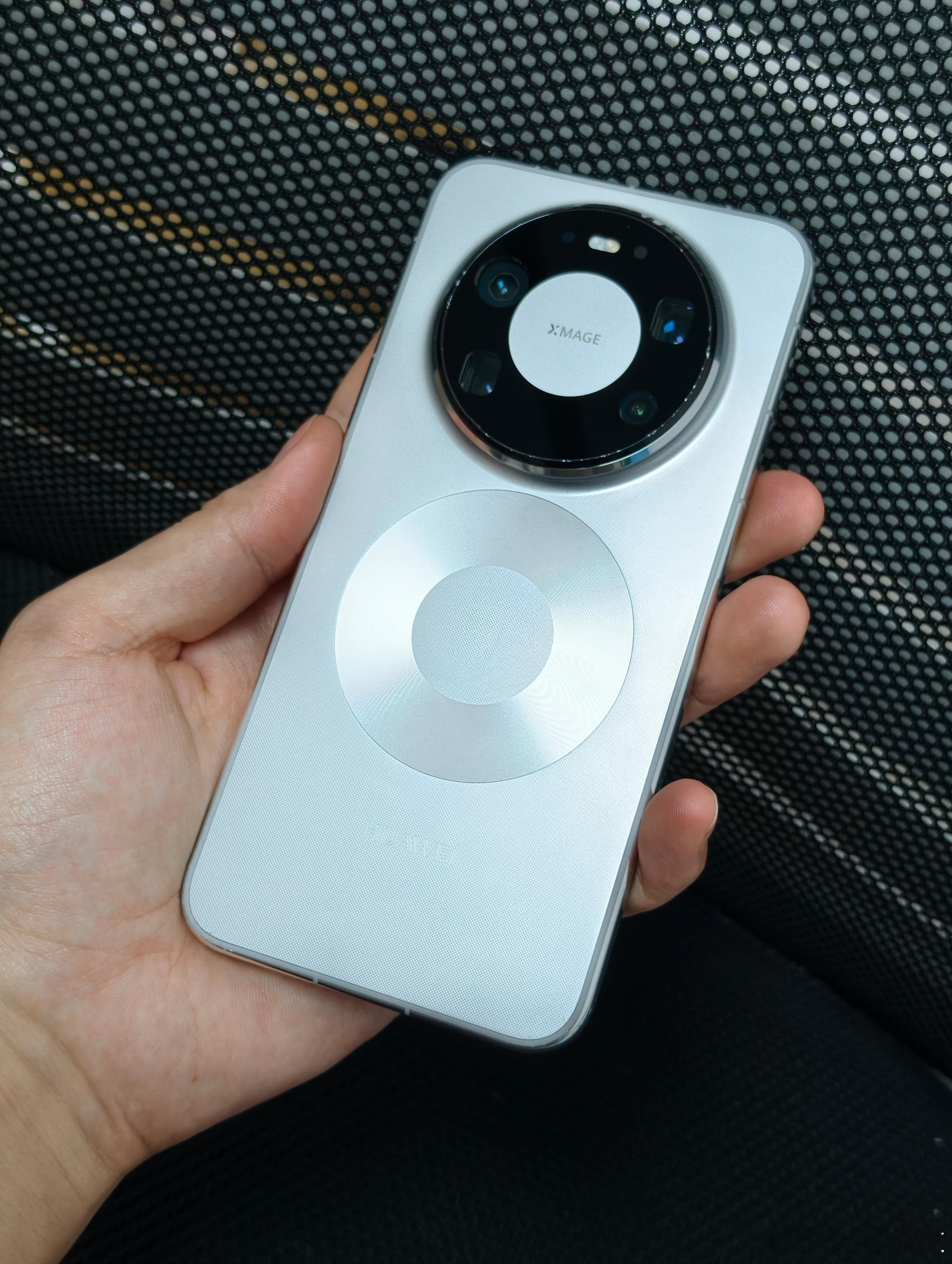 新Mate的Pro Max，配色是极光青，最近一直在用，这手机是越看越觉得漂亮，