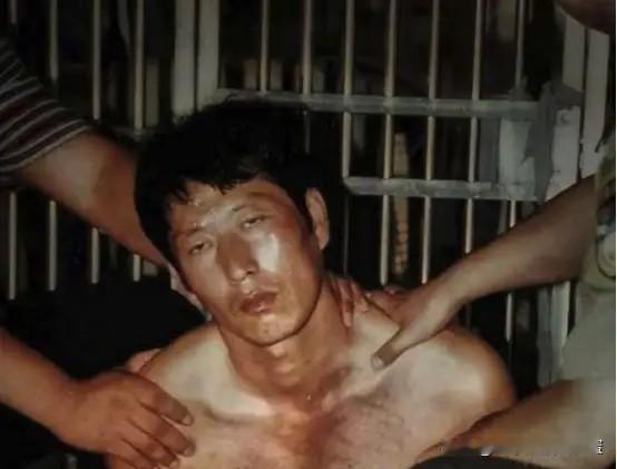 2005年4月26日，白宝山的情人谢宗芬结束了牢狱生活，重新获得了自由。狱警亲自