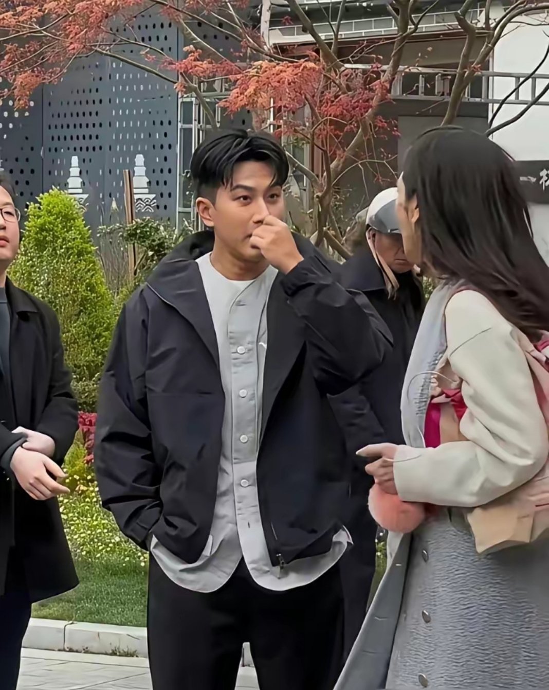 52岁的刘恺威，算是把“前夫哥”的剧本直接改成了满分奶爸版。曾经也是风光无限的当