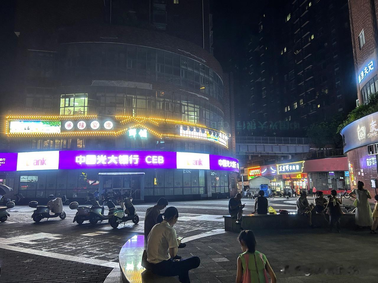 原来成年人的走散，不用争吵，只需两年琐碎日常。

今晚难得偷闲，独自走在熟悉的街