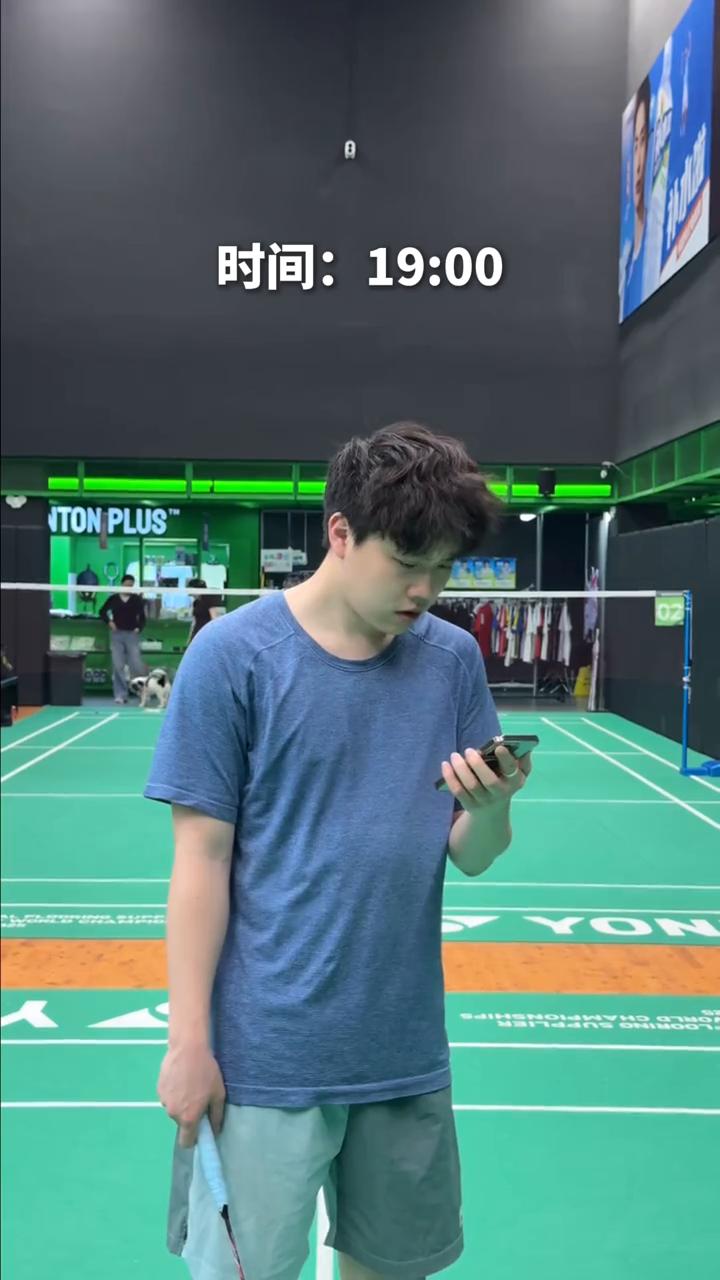 羽球人三大定律。
·定律一：路上看到羽球人一定要看看用的是什么拍子。时间：9：0