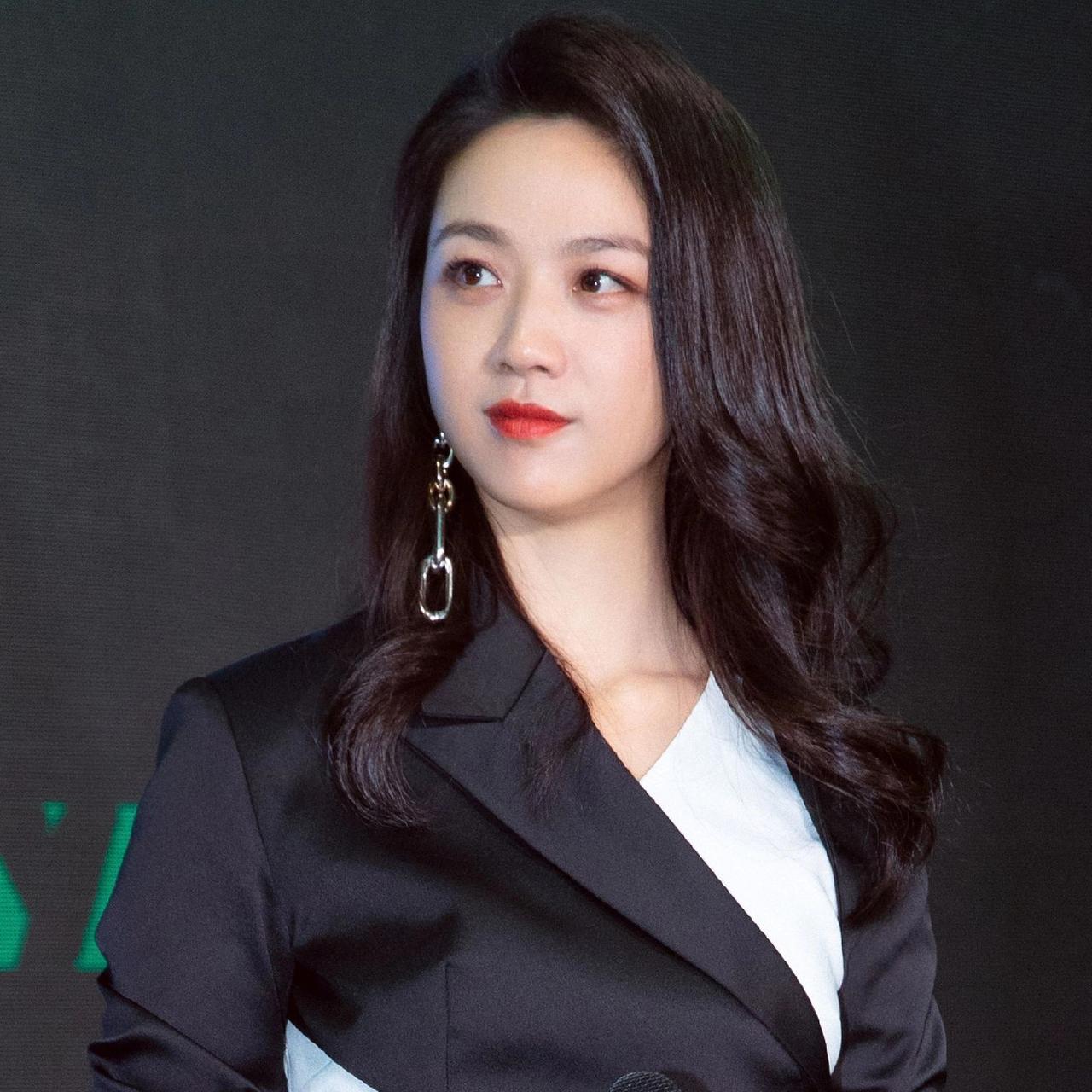 演员汤唯说：“结婚十年我跟老公互相都不学对方的语言。我们平常交流的时候都用英语。