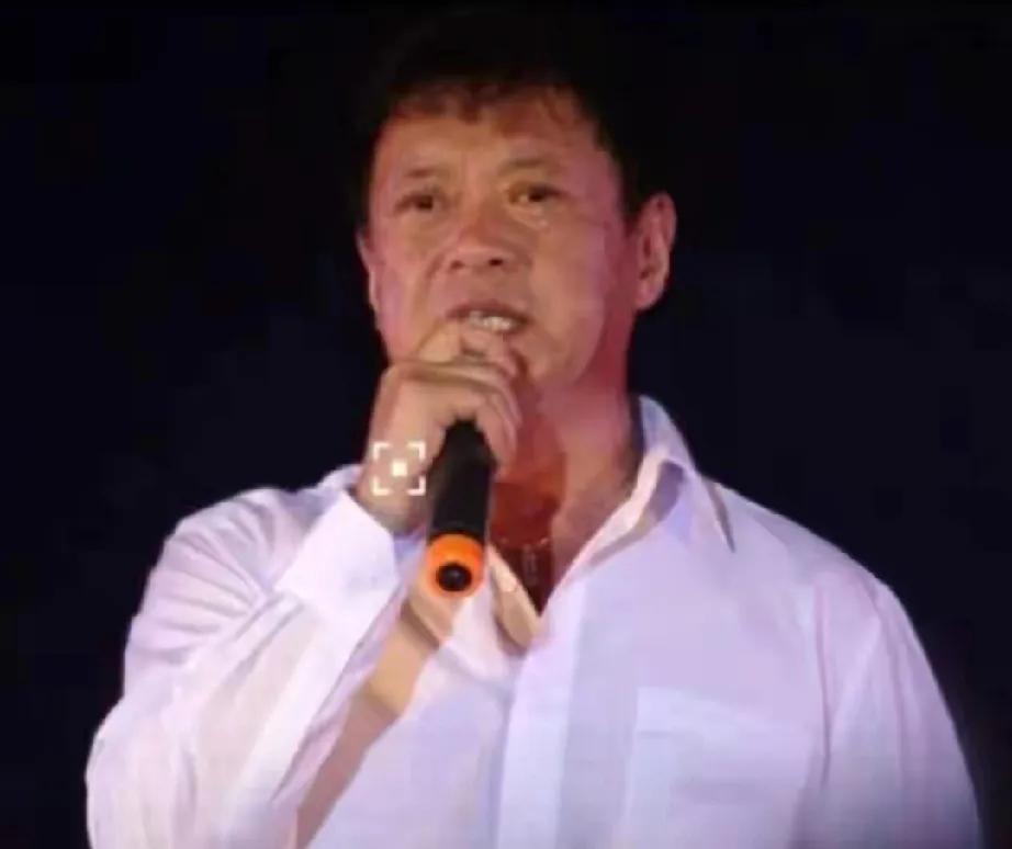 他曾是红极一时的影坛新星，16岁入行，凭《小字辈》火遍全国，却因一场“误会”跌入