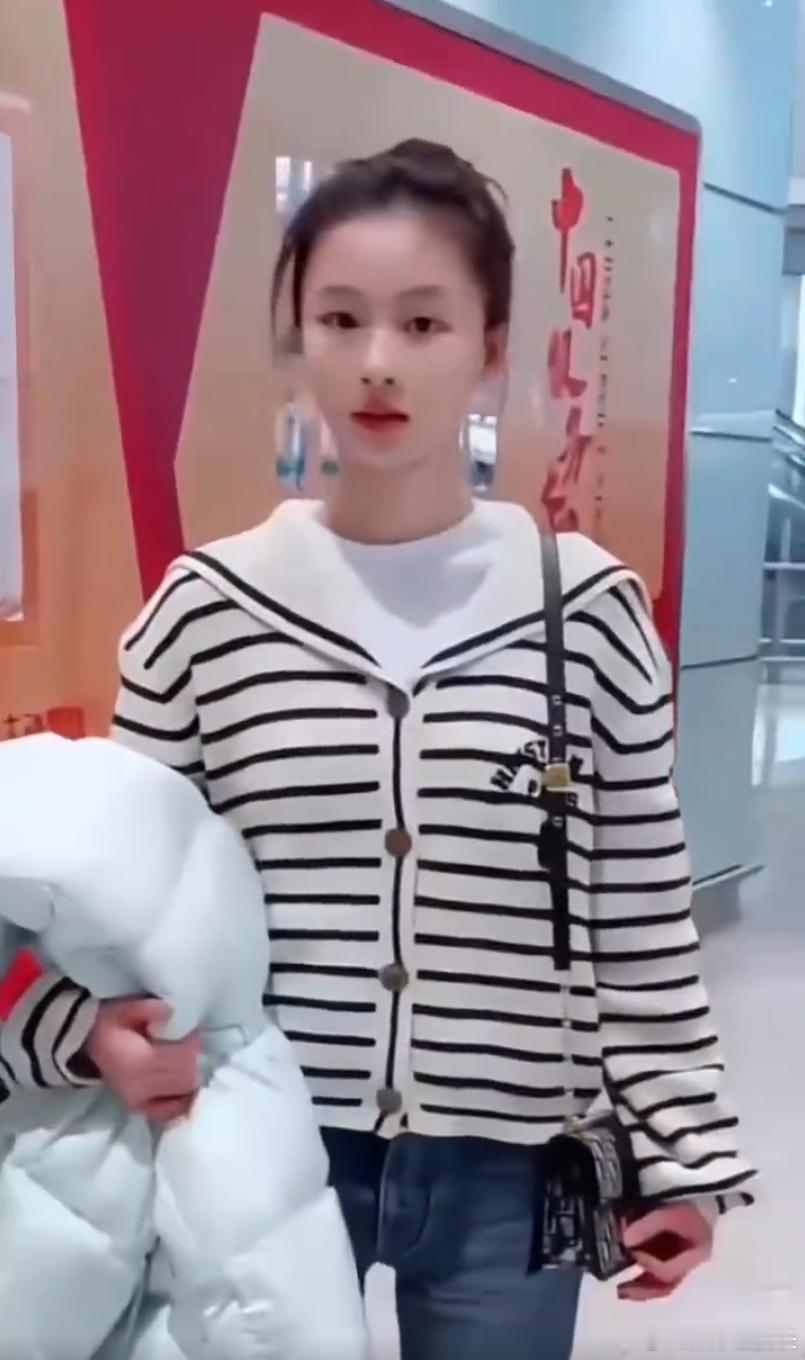 七七首次在机场被粉丝接机 五官精致，胶原蛋白足足的小美女，很难让人不喜欢啊，希望