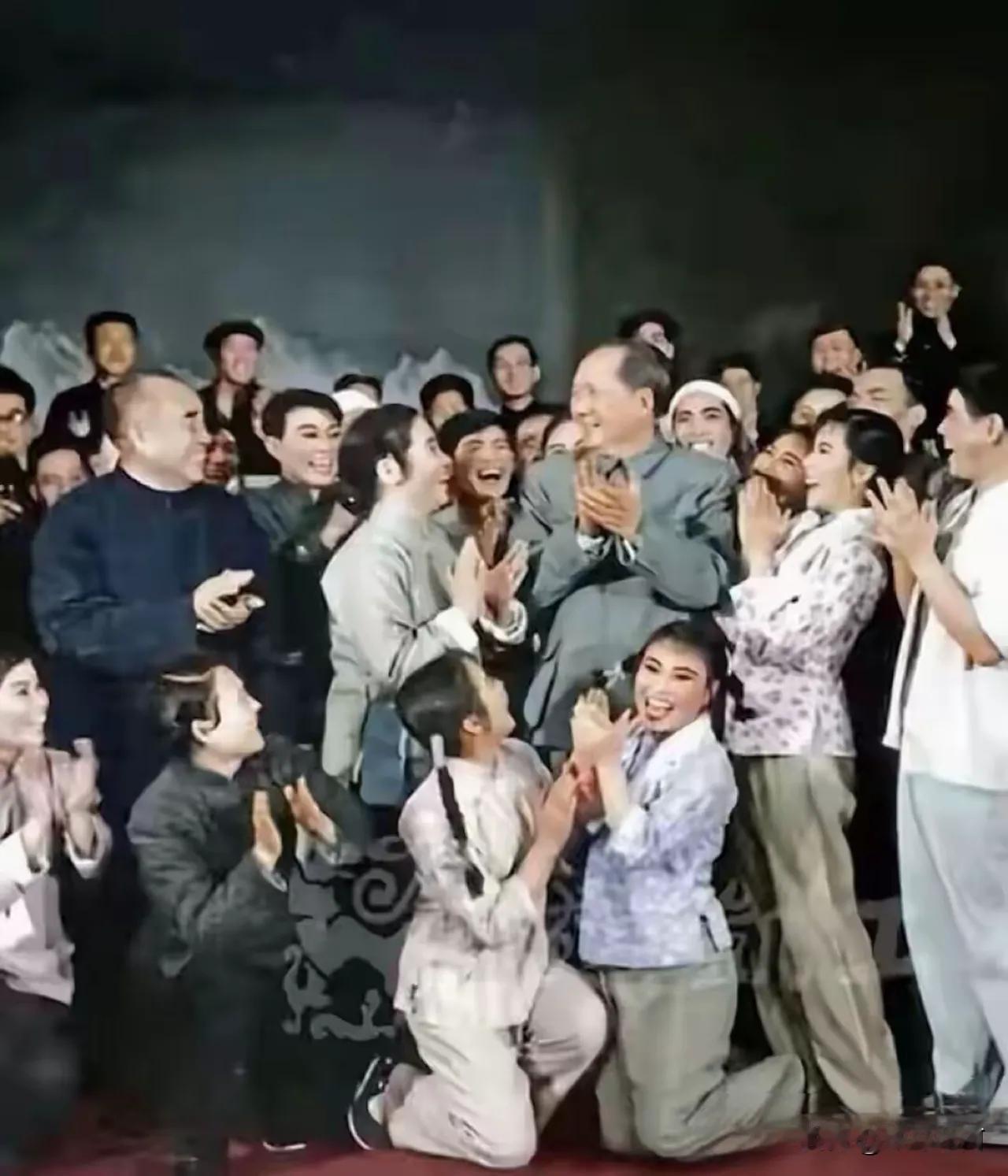 🍁1964年元旦，毛主席在北京怀仁堂接见豫剧《朝阳沟》剧组演职人员，朱德元帅也