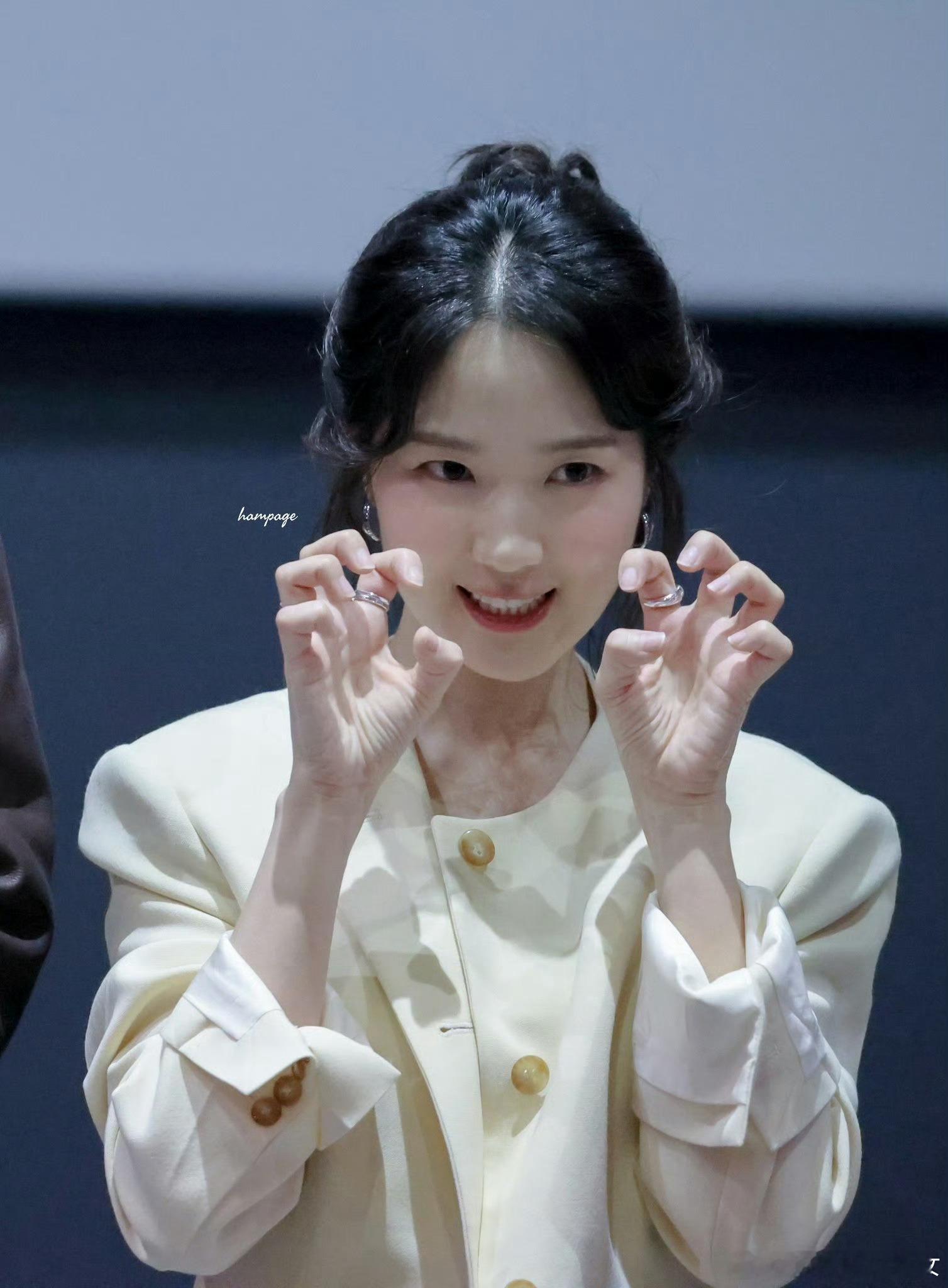 金惠奫金惠奫名品演技 jhy金惠奫 愿你在被爱人的眼里，连撑伞的样子都像捧着一束