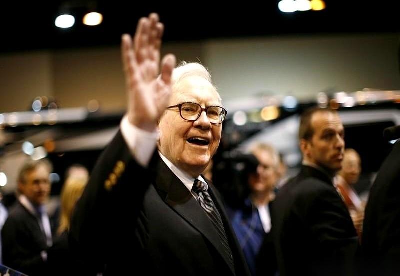 巴菲特老爷子这操作，直接给我看懵了。
前脚还说着身后要把99%的家产都捐出去，感