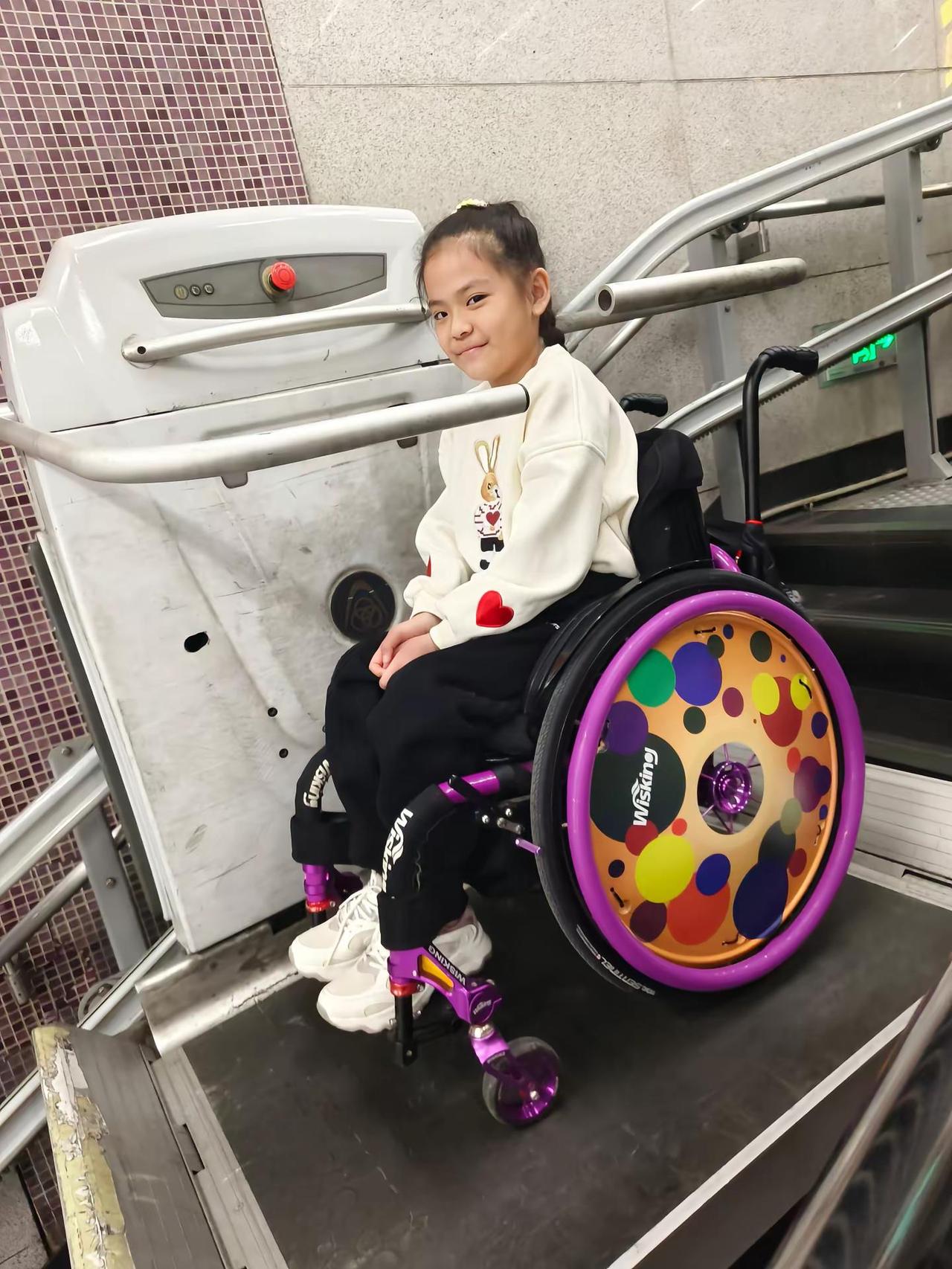 感恩。2023年11月5日她受伤以后，她的世界变小了，但意外的爱也变多了，谢谢那