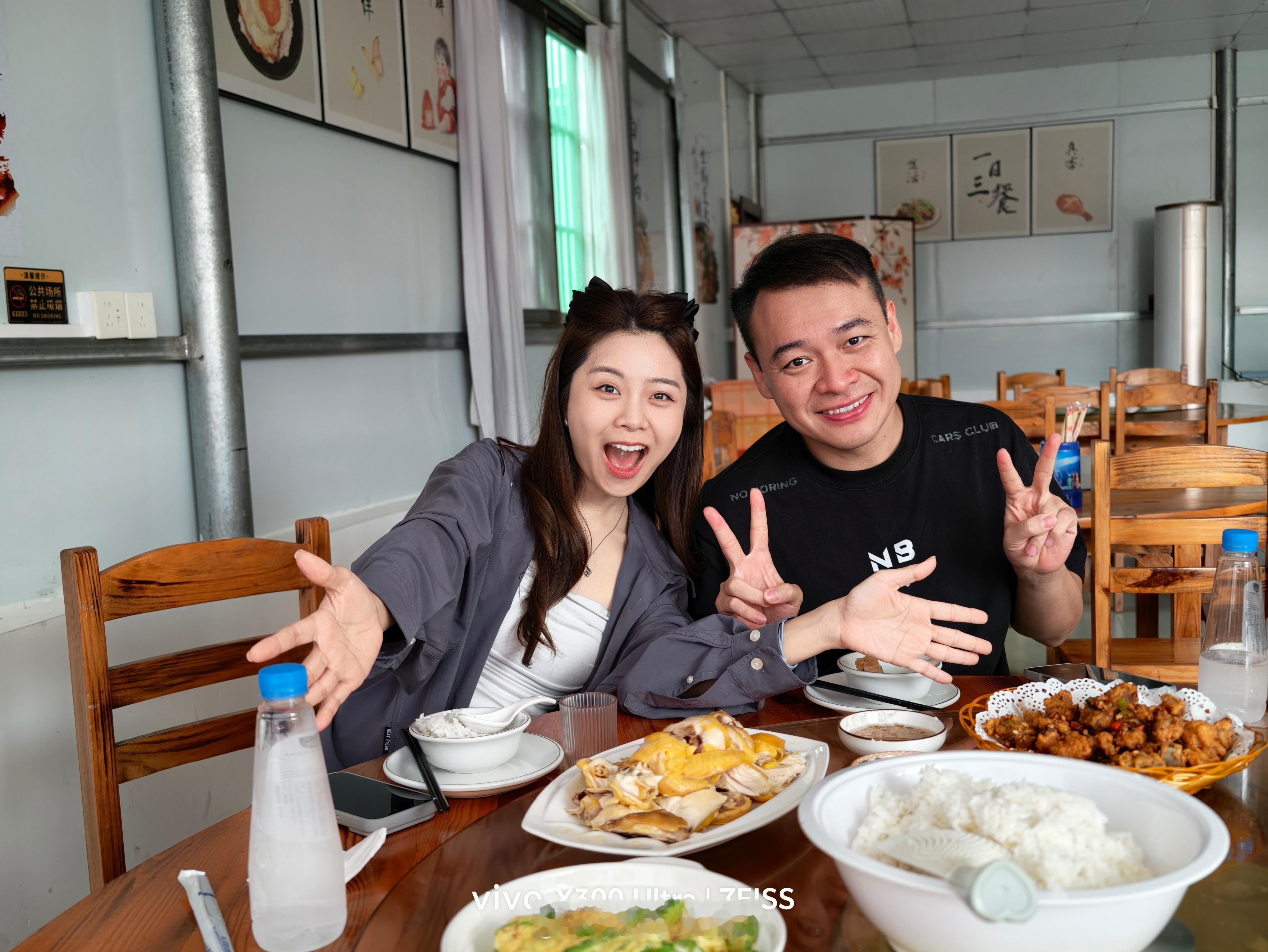 挑战100元加油可以开多远就吃多少预算的饭这次主角是智己LS8这台5米长的车身，