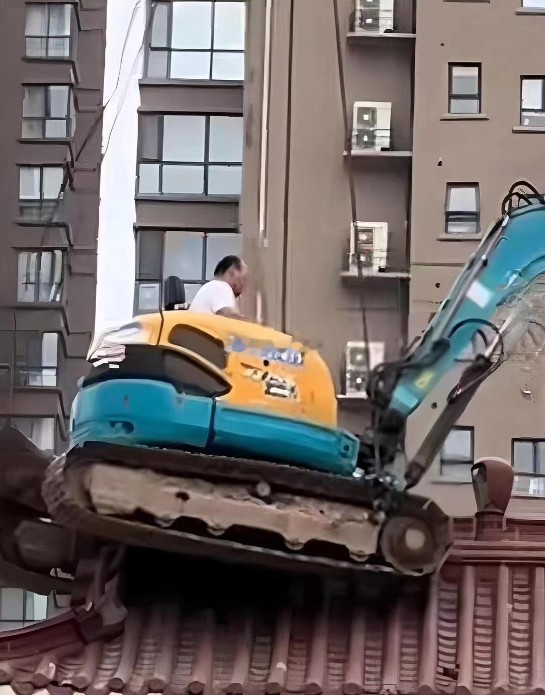 挖掘机怎么上去的？？？这房子抗得住挖掘机骑墙作业吗？？？ 海阔试车超话