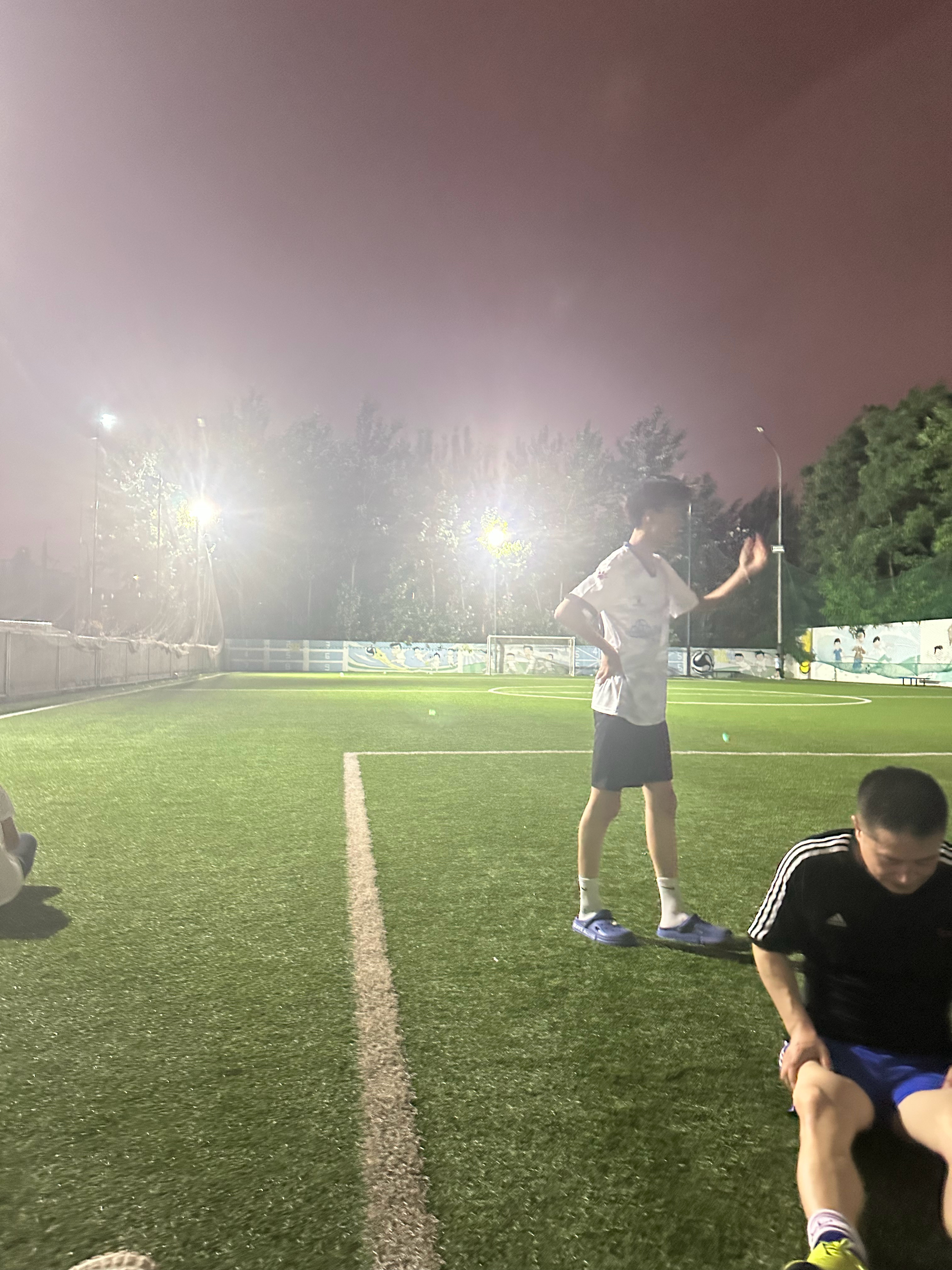 这球踢的……给一个高中生眼镜碰坏了挺愧疚，拉着他要给他转钱，死活不要回头给他买个