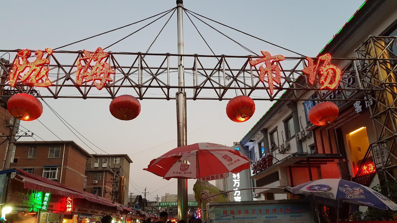 今天探寻美食，发现一个超级大的市场！
位于郑州市南关街南头的--陇海市场
从北门