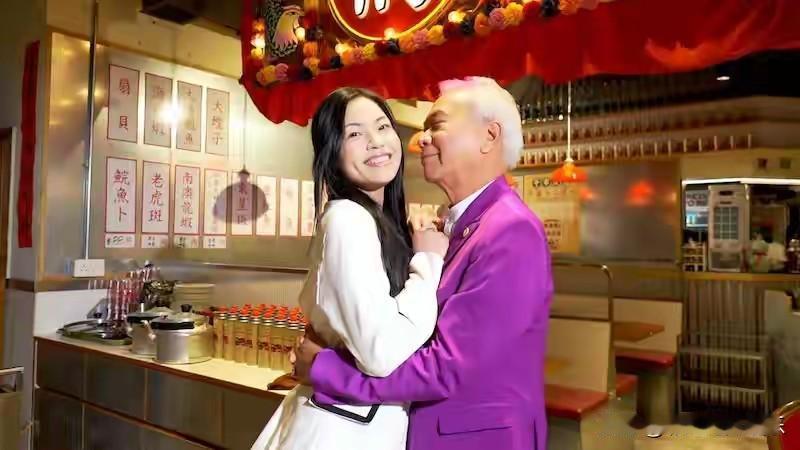 75岁港星爷孙恋官宣分手，这就是一场不折不扣的杀猪盘，女方有老公还有个16岁儿子