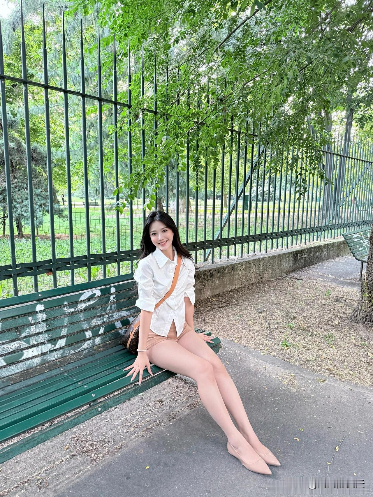 在公园长椅上，她笑得真甜