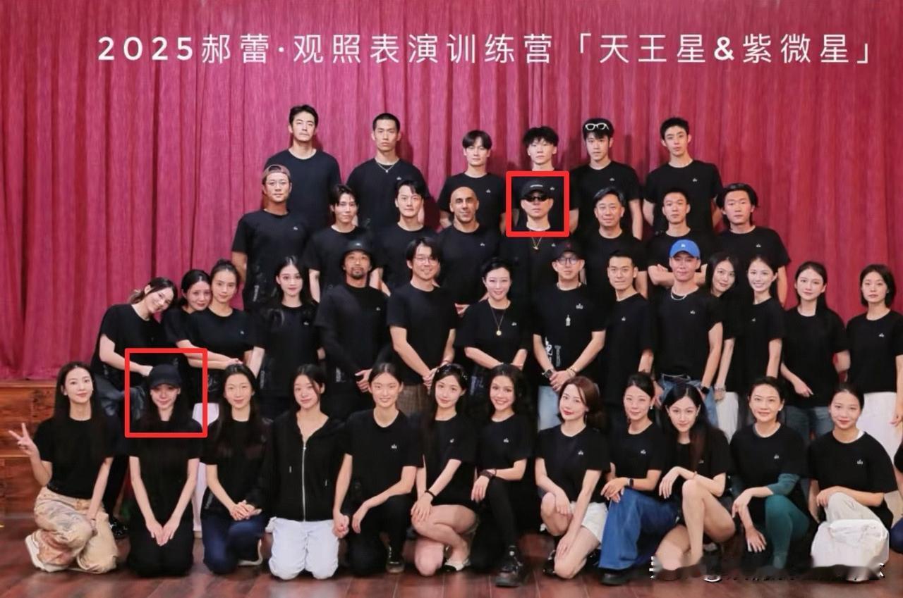 原来一切都有迹可循，
胡彦斌和易梦玲最早同框，
不是一起去看话剧，而是一起出现在