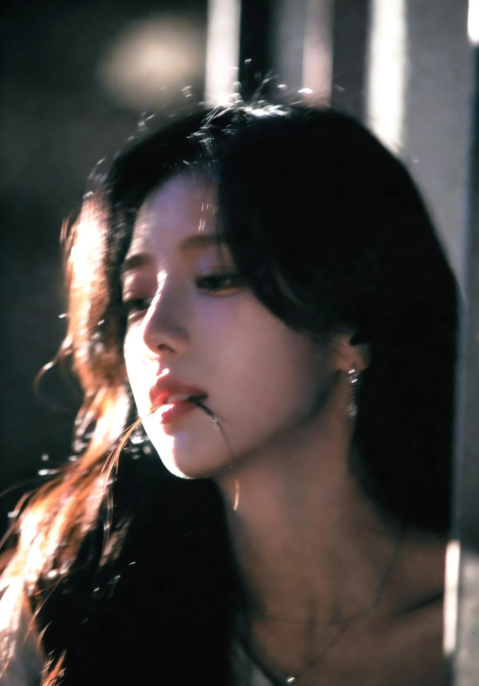 梨花怎带雨 请君多体会。