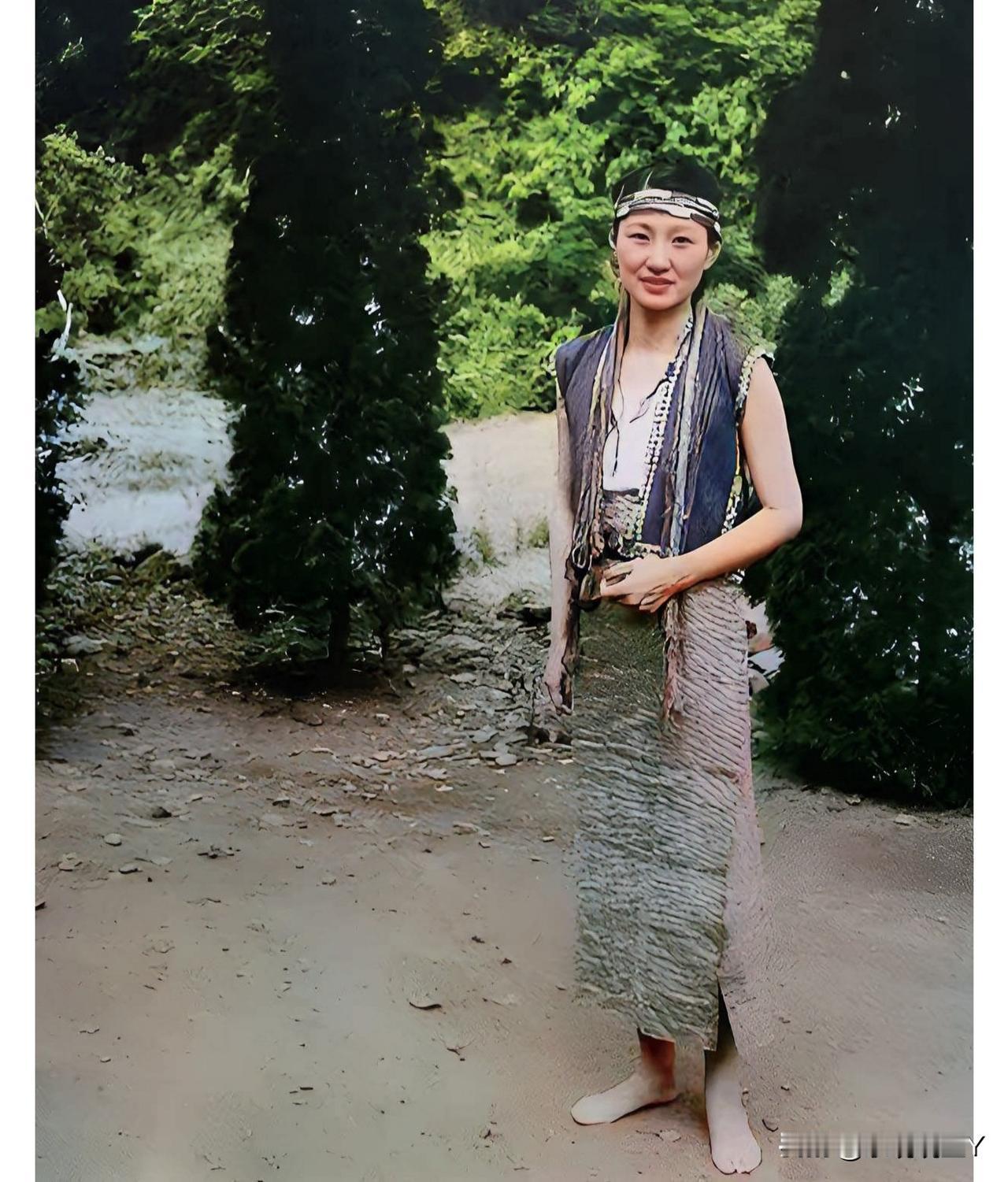 这才是赵四小姐的真实相貌，瞧瞧她当年被幽禁在台湾期间身穿当地民族服饰的这张老照片