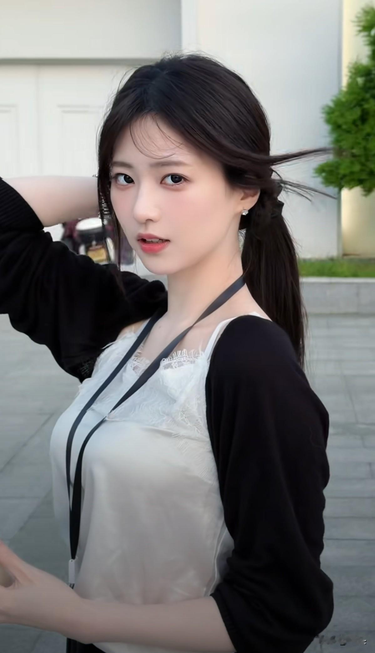 近来被两个女孩子刷屏了，一个叫白桃，一个叫怡宝。

两个女孩子各有千秋，一个清淡