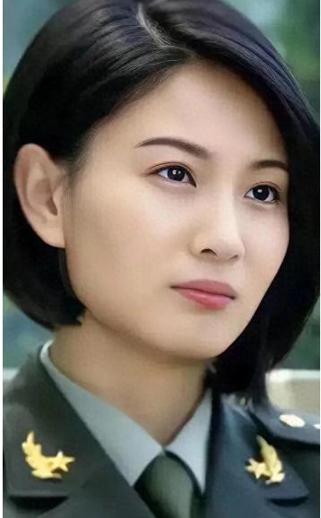 2016年年初，南京一处老军营大门口，一块牌子下站着一个穿军装的年轻女人。她没有