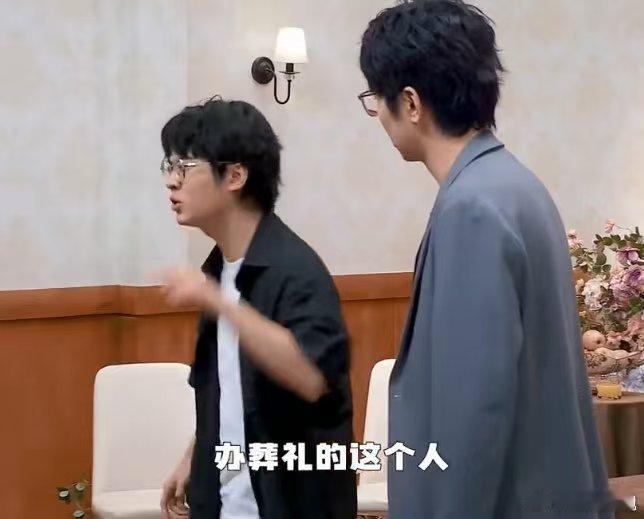 朋友考上中戏 我去了工地  在 喜剧大会 的舞台上，果宝和凌霄用他们的才华和幽默