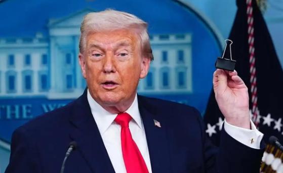 中东的火又被彻底点燃了。就在大家以为美国要踩刹车的时候，一艘美军油轮在深夜被炸成