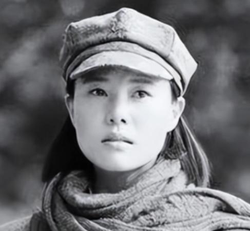 1937年，15岁漂亮女红军被敌人抓住，捆在行刑台，她挺胸抬头等着死亡降临。谁料
