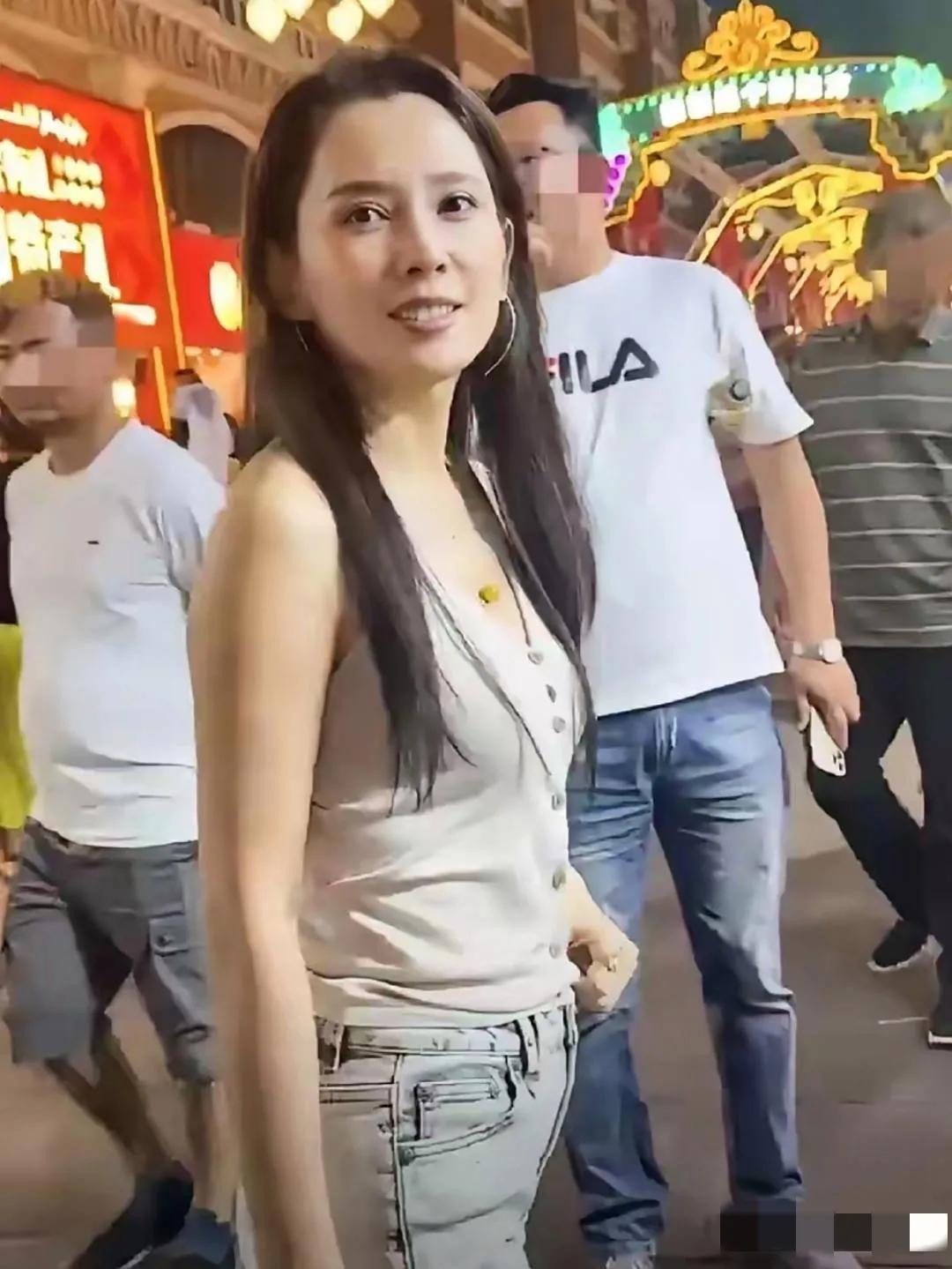 夜市偶遇森林北，看上去身姿曼妙，皮肤紧致，长发垂肩，眉清目秀，但鼻孔外露，门牙过