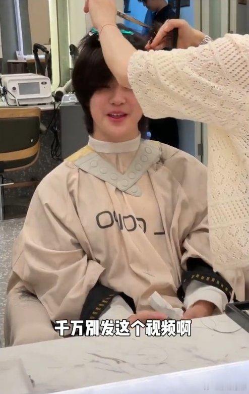 安吉终于同意剪发啦 安吉：我剪发了！ 网友：在哪？？这剪了和没剪真的有区别吗？ 