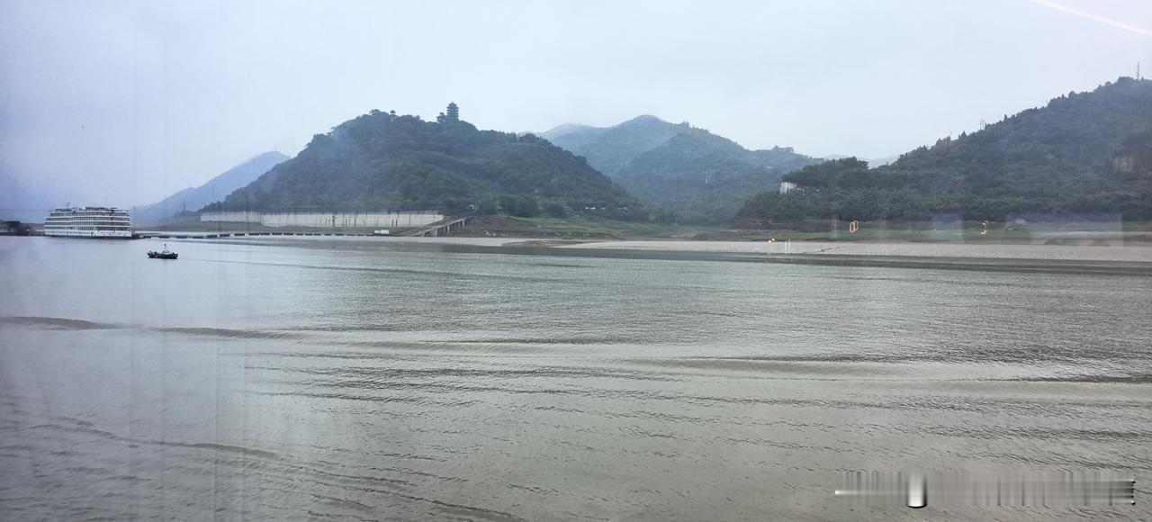 上联：雪飘塞北千山素，请出下联雾漫南疆万水清