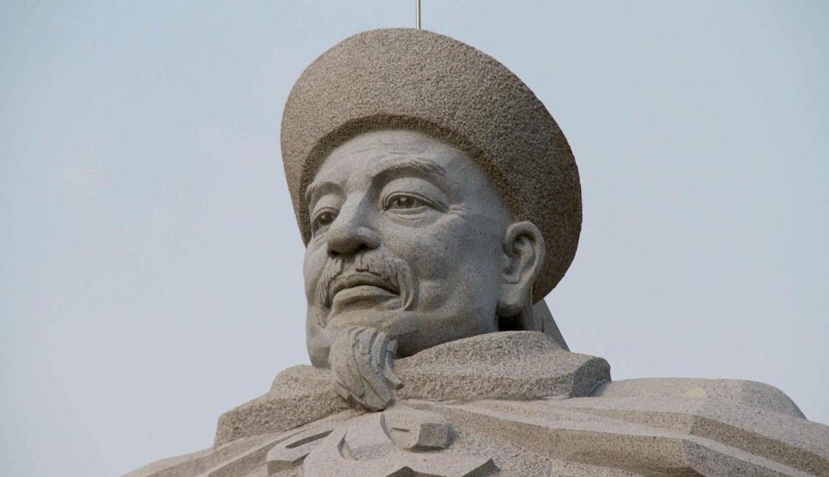 太平军攻打长沙时，湖南巡抚无法应对，下属建议他请一位原本在乡间教书的先生协助，他