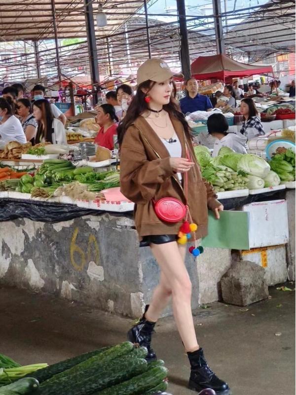 杨幂罕见去买菜，带火了一种新穿法：大外套+短裤+马丁靴，时髦又洋气，宽松版型的大