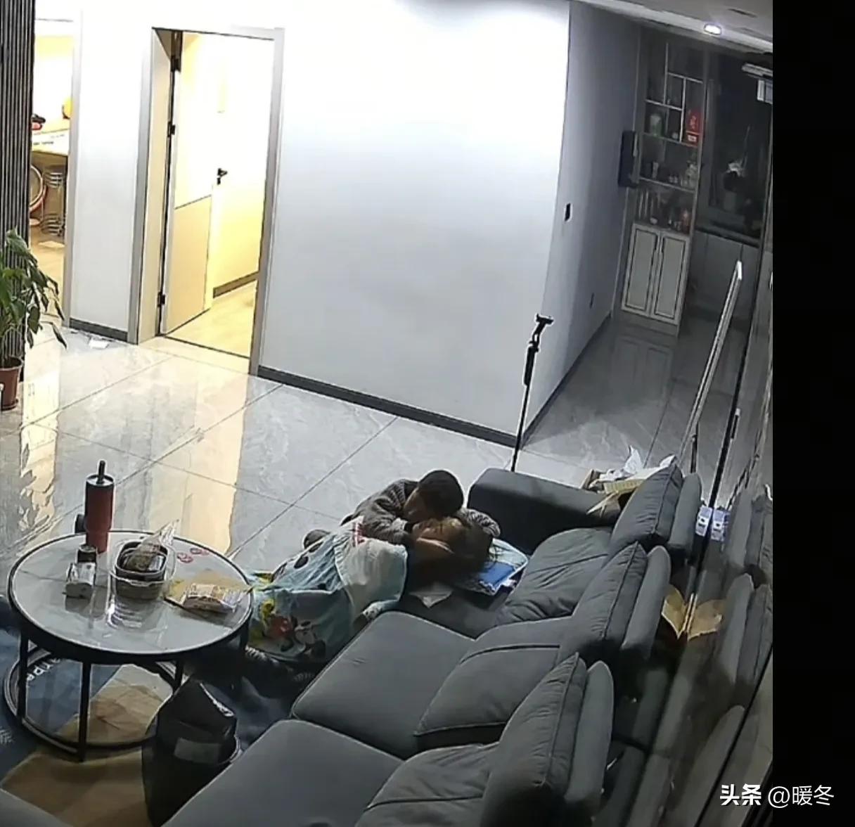 湖北单亲妈妈辅导作业当场晕倒，失去意识50分钟！谁能想到，全程守着妈妈的不是旁人