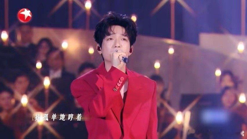 陈楚生获奖之作故事感拉满东方卫视春节晚会陈楚生的唱功太能打，《获奖之作》全程无瑕