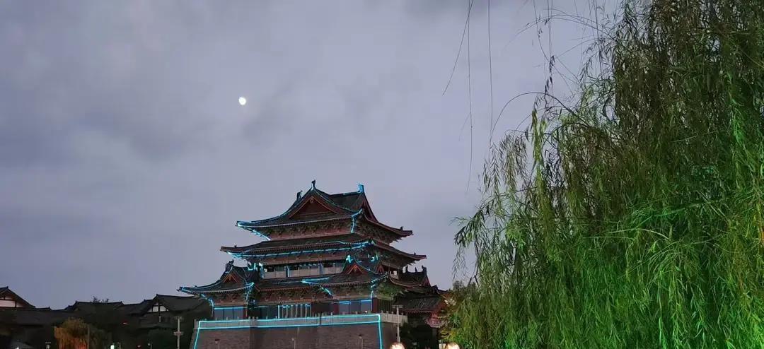 昨晚表弟两口子为了两千块的人情份子钱差点掀了桌子，吵到半夜最后还是表弟硬着头皮端