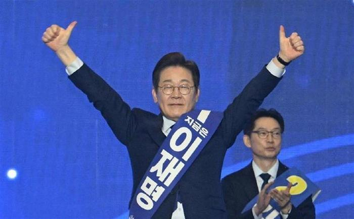 韩国代总统辞职国民力量党肯定是让他出来选了，不过目前看李在明优势太大了。 ​​​