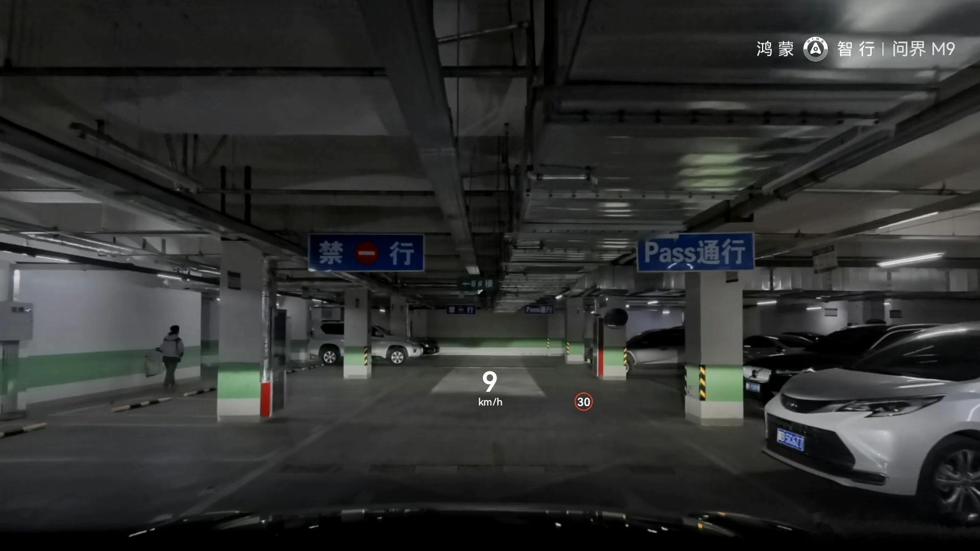 从未见过如此奇葩的地库，挂满了右侧通行，左侧禁止的标识牌。但是整个地库一个出口方