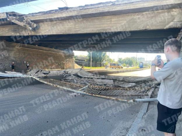 当地时间周三晚，乌克兰基辅市中心Zhylianska街一座立交桥的人行横道突然有