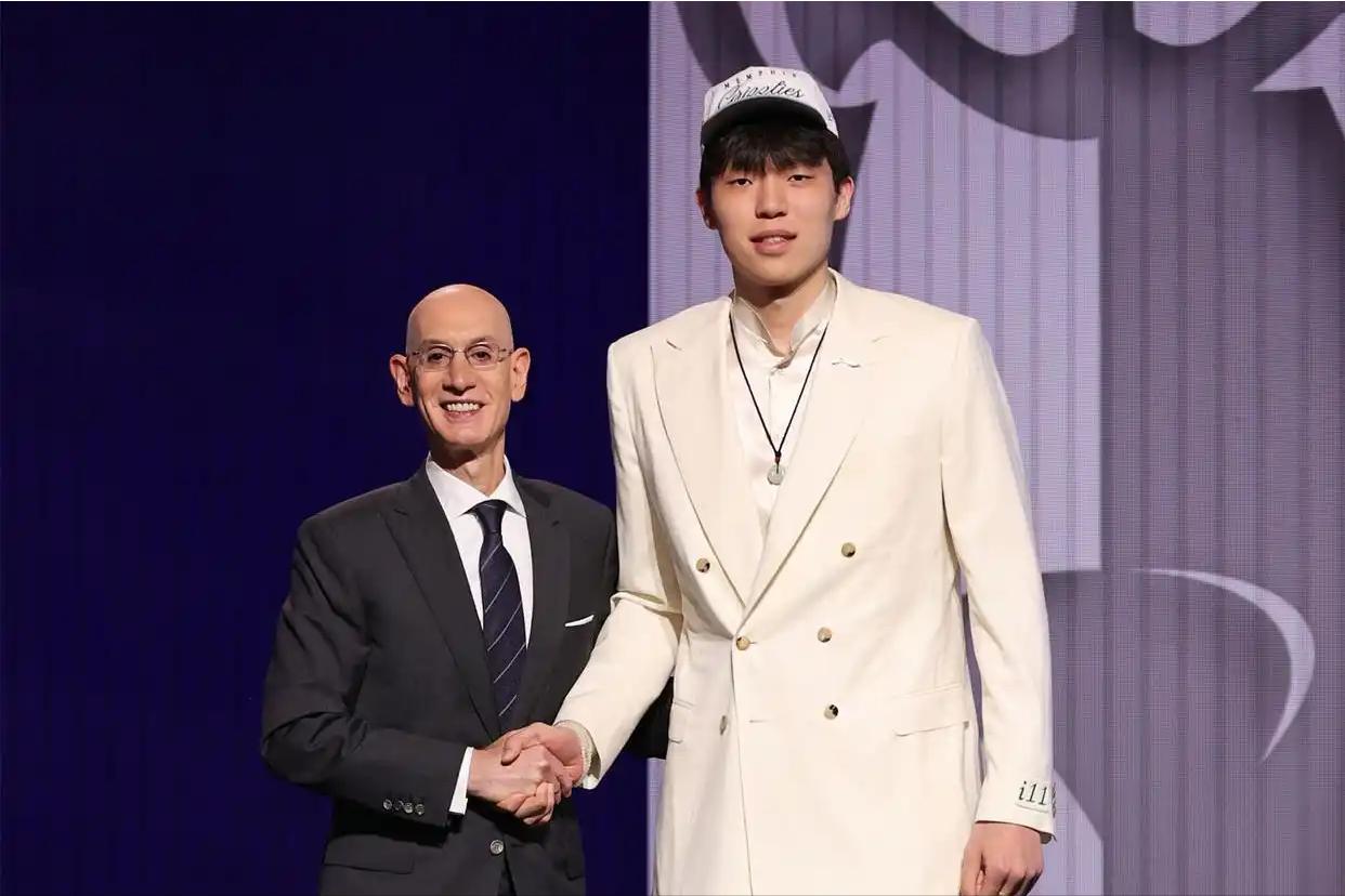 惊喜！杨瀚森成为最大黑马，盘点2025年NBA选秀之最：

1、最大黑马：16秀
