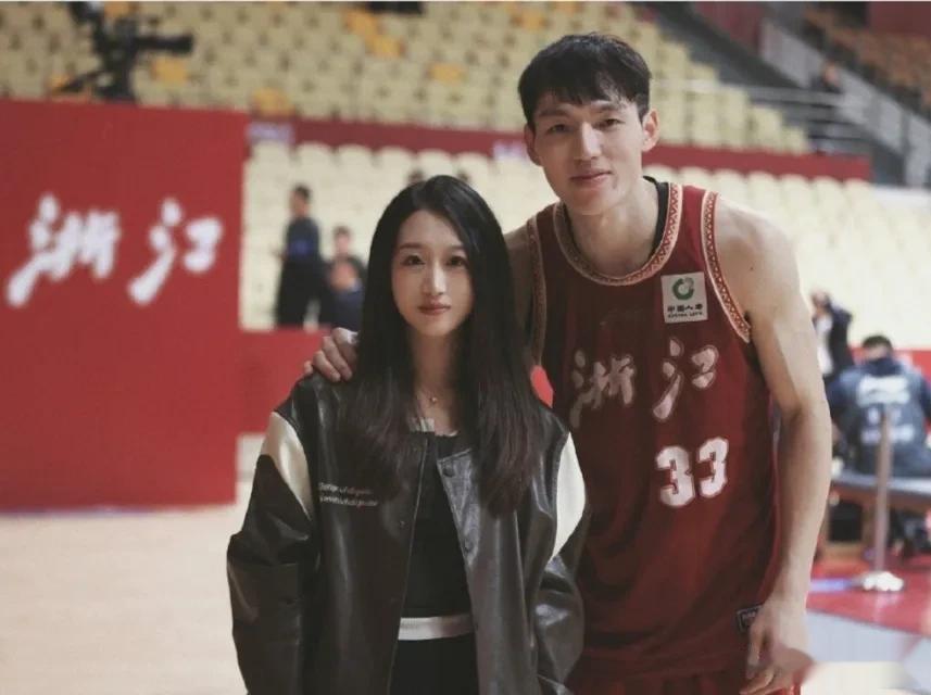 吴前老婆出月子啦，并且来到比赛现场为吴前加油。
12月5日，浙江男篮在主场战胜上