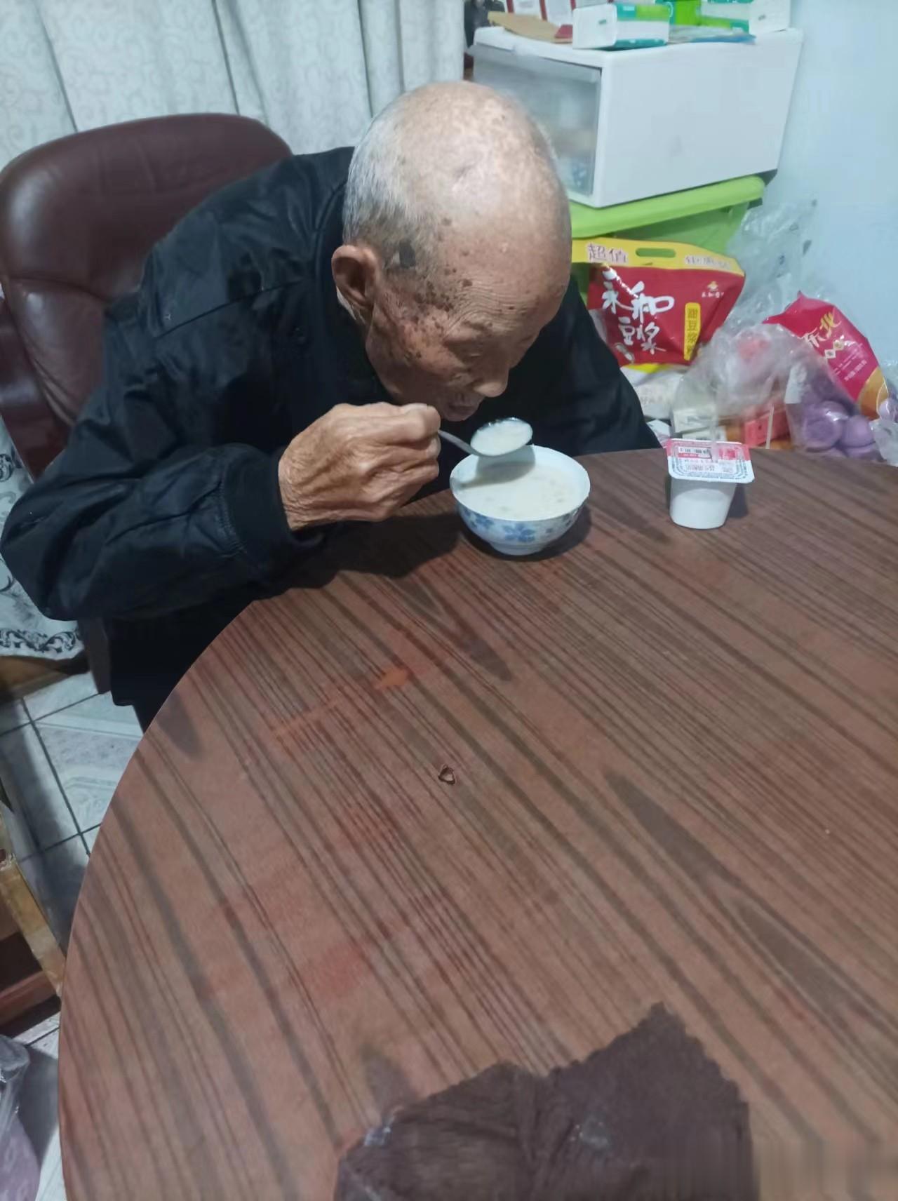 外公程乃昌出生于1923年，1946年参加中国人民解放军，曾经参加过辽沈战役、平