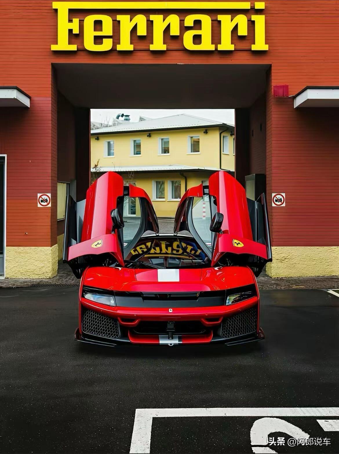 中国首台法拉利F80，近日正式在意大利马拉内罗工厂交付，车主就是林志颖。
 
全