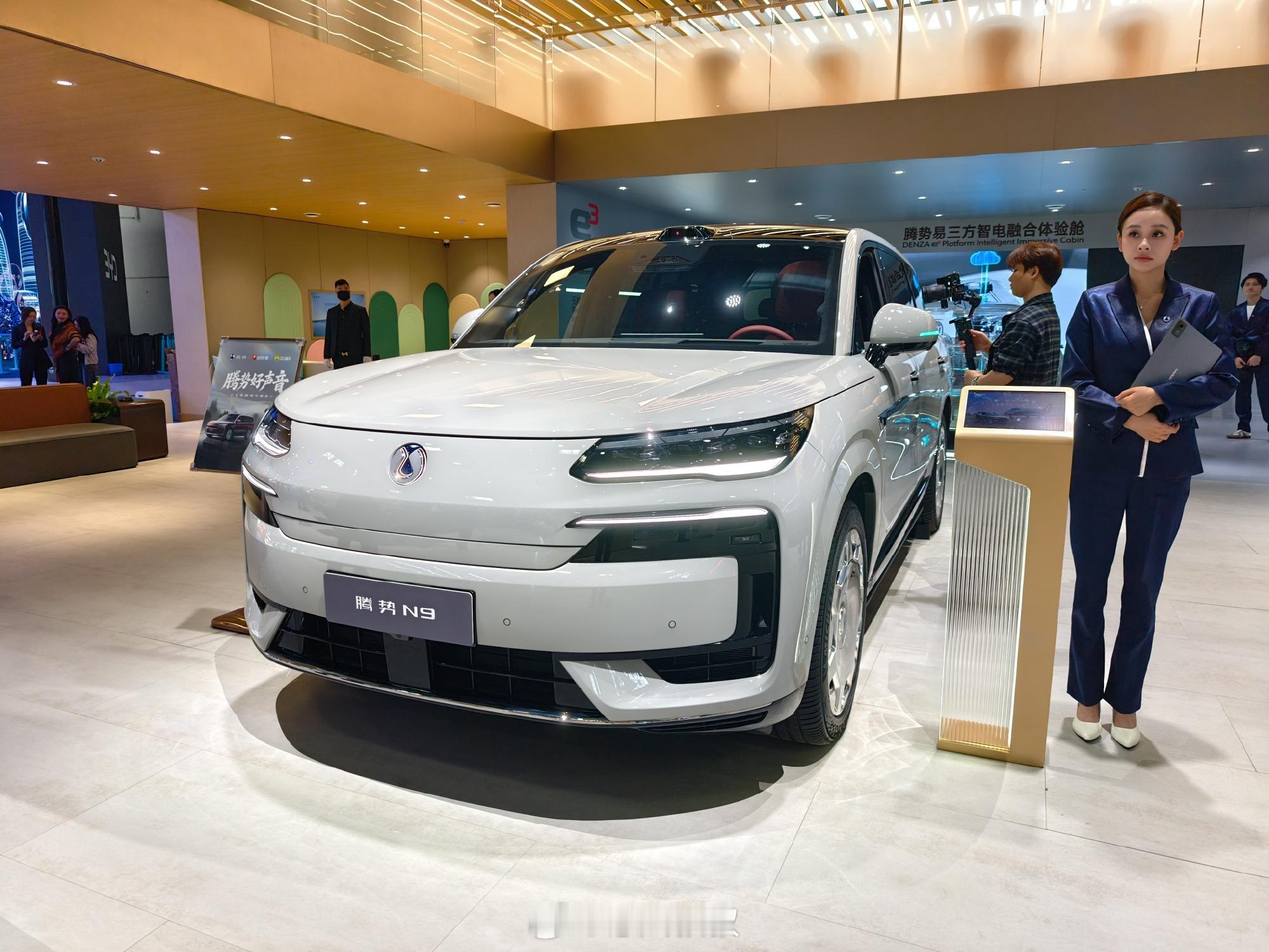 2026北京车展 给大家推荐一台综合实力很强的全尺寸旗舰SUV，腾势N9闪充版。